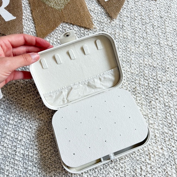 Wedding essentials - Picture 5 of 5